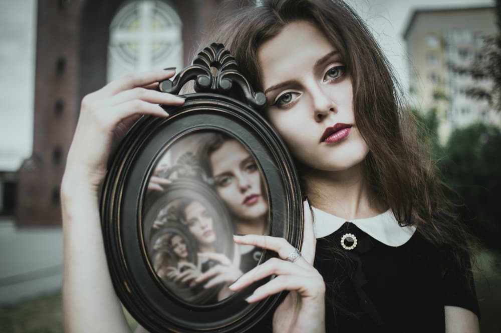 <b>Los llamados “espejos mágicos”</b>
<br>Los espejos negros -confeccionados con obsidiana- quizás sean uno de los elementos más relacionados con la magia. Se han descubierto esos espejos en el Tíbet, y también en el Egipto antiguo, y hay quienes dicen que los introdujeron en México hace muchos siglos los antecesores de los actuales mayas.