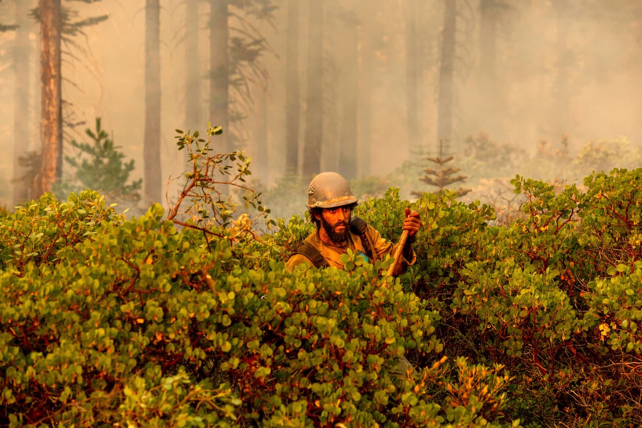 El bombero Cody Carter 
<b>lucha contra el incendio del North Complex </b>en el Bosque Nacional Plumas, California.
<br>