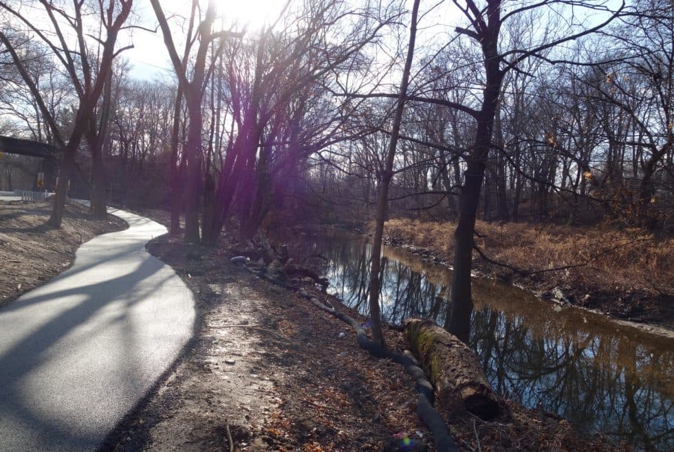 <b>Sendero de Cobbs Creek</b>
<br>Más al oeste, esta vía verde recién ampliada ahora se extiende a lo largo de la frontera del condado por 4.2 millas hasta Woodland Avenue. A partir de ahí, es solo un paseo corto para conectarse con 
<a href="https://www.schuylkillbanks.org/landmarks/58th-street-greenway" target="_blank">Bartram's Garden</a> o el Refugio Nacional de Vida Silvestre John Heinz. Aunque si te sientes realmente ambicioso, esta sección de la 
<a href="https://map.greenway.org/?loc=14,39.93396,-75.24605" target="_blank">Vía Verde de la Costa Este</a> teóricamente se extiende desde Key West hasta la frontera con Canadá.
<br>