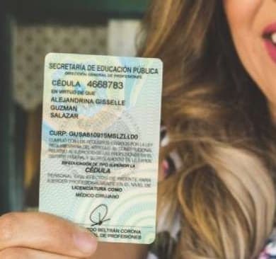 En octubre de 2012, Alejandrina Guzmán fue detenida por agentes migratorios en la garita de San Ysidro, California, porque presentó documentos migratorios falsos. Ella confesó ser la hija de ‘El Chapo’ y que su plan era reunirse con el padre de sus dos hijos en Los Ángeles y dar a luz a su tercer hijo en EEUU. Tenía siete meses de embarazo.