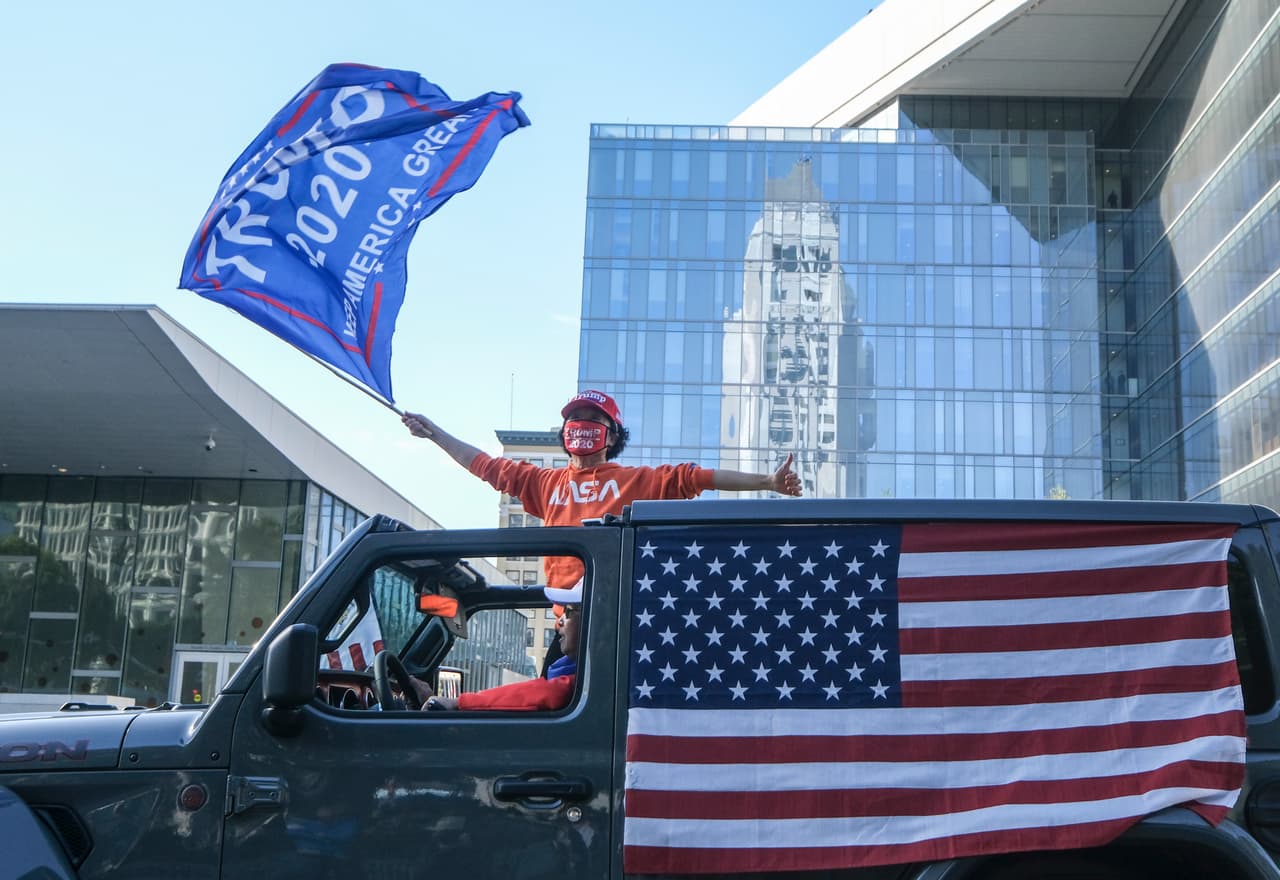 Mientras algunas personas se enfrentaban violentamente, otros solo se manifestaron desde sus carros ondeando banderas para mostrar su apoyo a Trump.