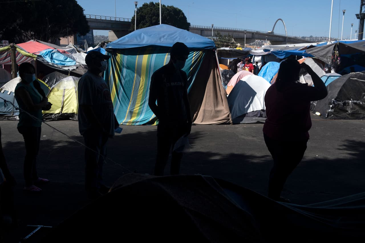 Según estimaciones, s
<b>on más de 2,000 personas las que acampan en El Chaparral</b>, entre quienes se han presentado diversos problemas de salud como gripe, tos, y en últimas fechas un brote de varicela que afectó a niños y adultos que después migraron a albergues y tuvieron que cumplir una cuarentena por esta enfermedad.