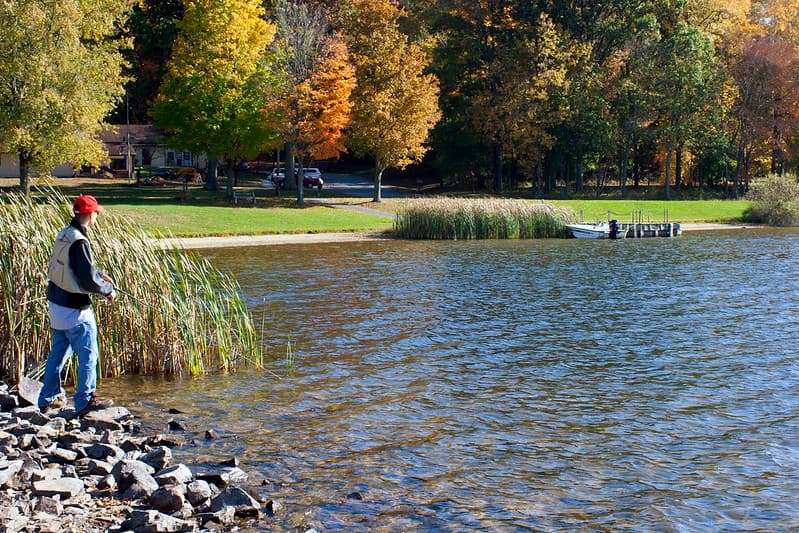 El parque de 1.784 acres contiene el lago Marsh Creek de 535 acres, que es un recurso maravilloso para la pesca, la navegación y la migración de aves acuáticas.
<br>