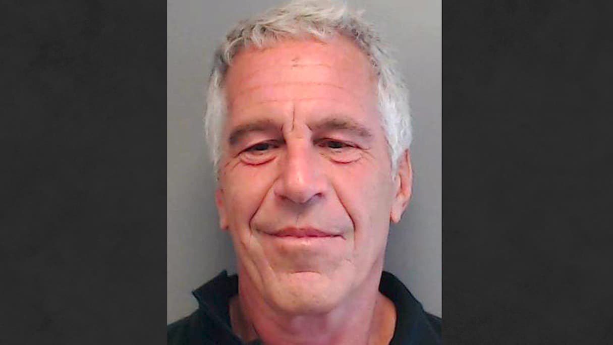 La muerte, “la lista” y los poderosos señalados: analizamos 3 teorías conspirativas del caso Epstein