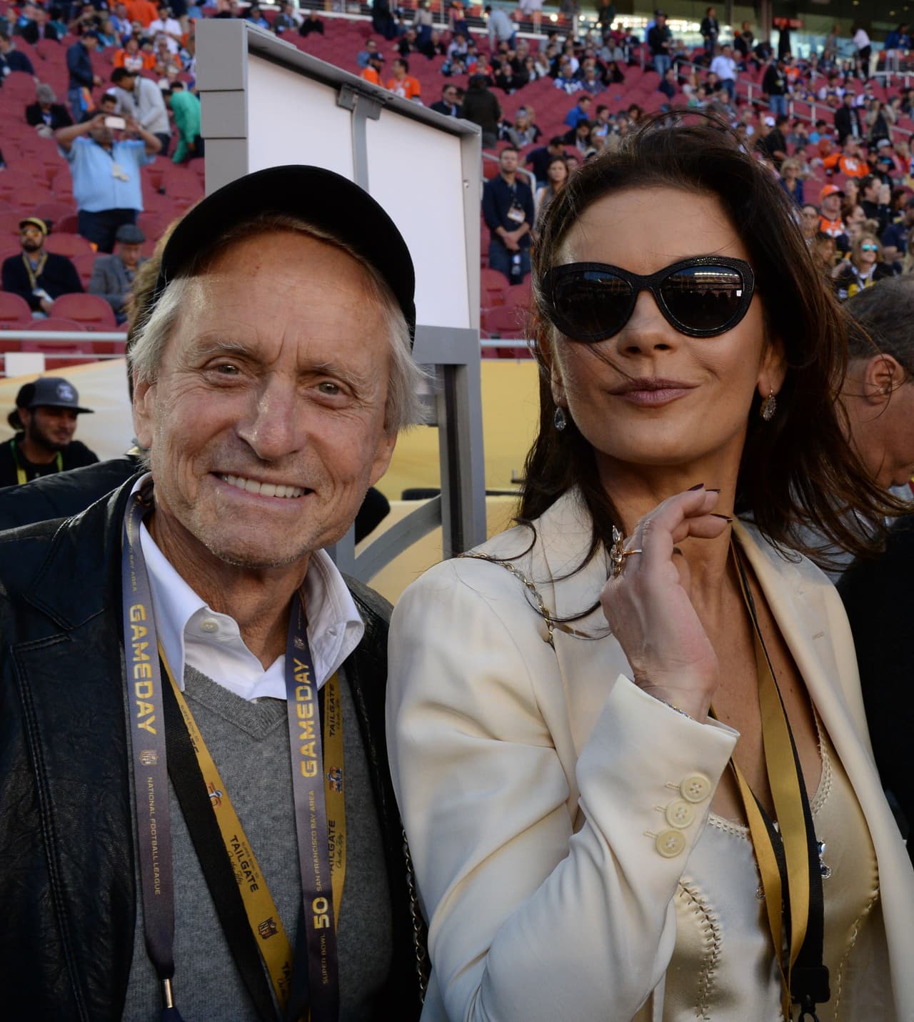 <b><a href="https://www.univision.com/famosos/michael-douglas-y-catherine-zeta-jones-quieren-10-millones-por-una-mansion-y-bella-thorne-pago-3-por-la-suya-fotos" target="_blank">Michael Douglas y Catherine Zeta-Jones</a> </b>es otro matrimonio que no solo destaca por los años que llevan juntos, sino por los 25 que él le lleva. 
<br>