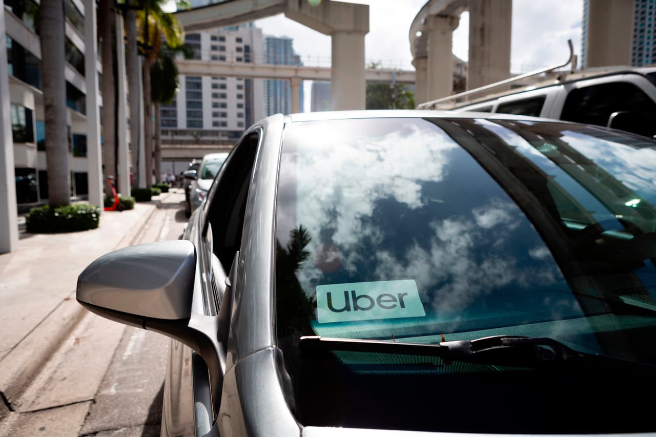 En el caso de una emergencia durante un viaje de Uber, puedes llamar al 9-1-1 y la aplicación muestra su ubicación en tiempo real y los detalles del viaje, para que puedas compartirlos con el operador de emergencia. Y en un número cada vez mayor de ciudades estadounidenses, esta información se proporciona automáticamente a las autoridades.