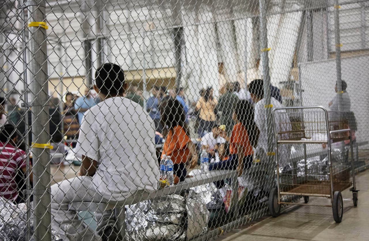 Ponen en cuarentena centro de detención de migrantes en Texas por brote de gripe tras la muerte de menor guatemalteco