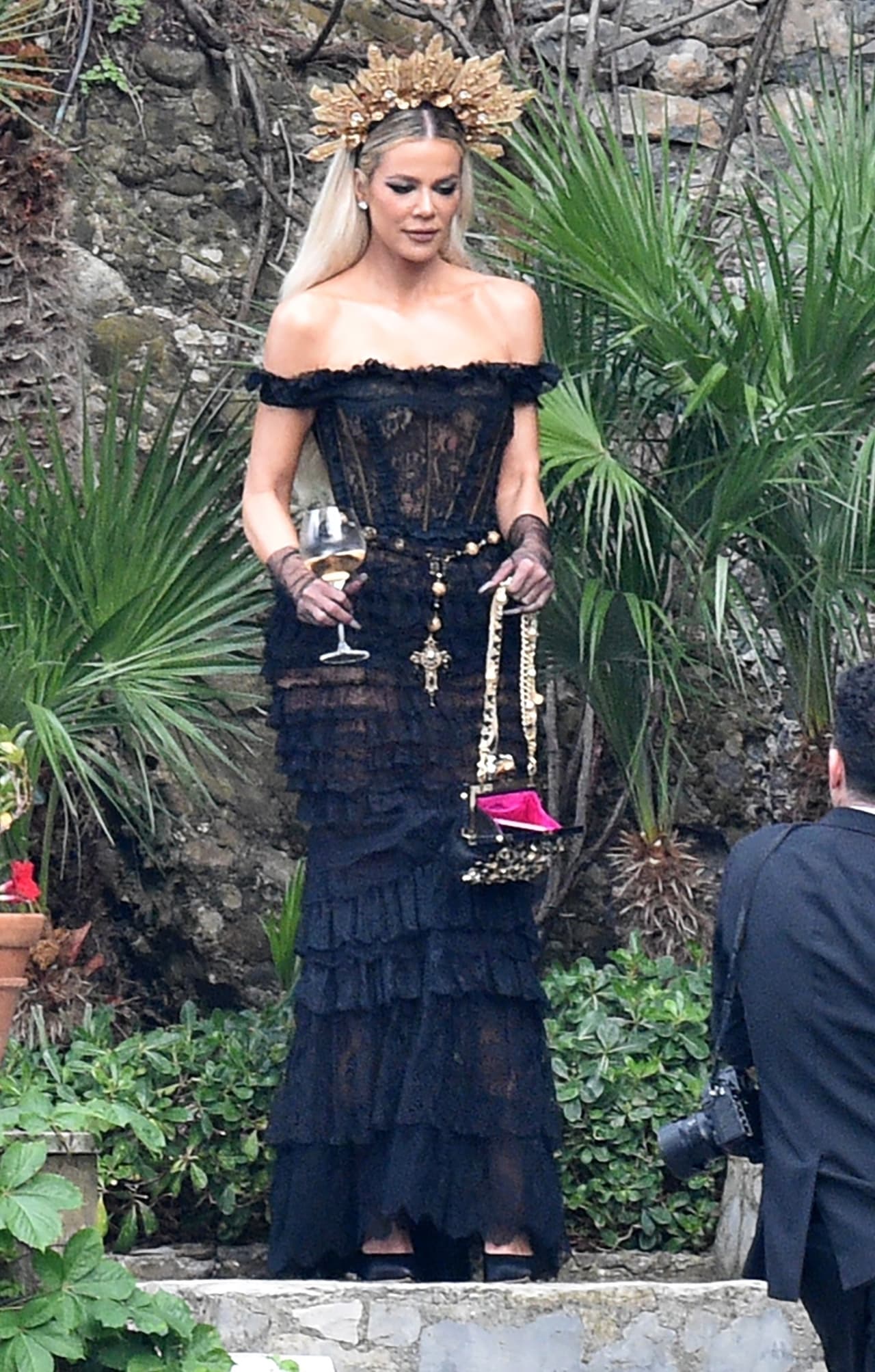 La pieza transparente dejó ver su trabajada figura, que en ocasiones ha causado controversia, pues algunos 
<b><a href="https://www.univision.com/famosos/khloe-kardashian-photoshop-hija-true-fotos" target="_blank">acusan que la empresaria suele usar Photoshop</a></b> para publicar fotos de su cuerpo. 
<br>