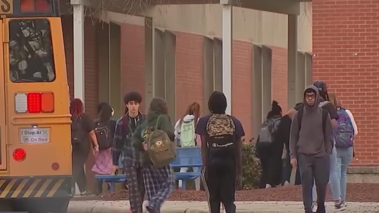 Acusan a adolescente de 13 años de lanzar amenazas en escuela de Rocky Mount