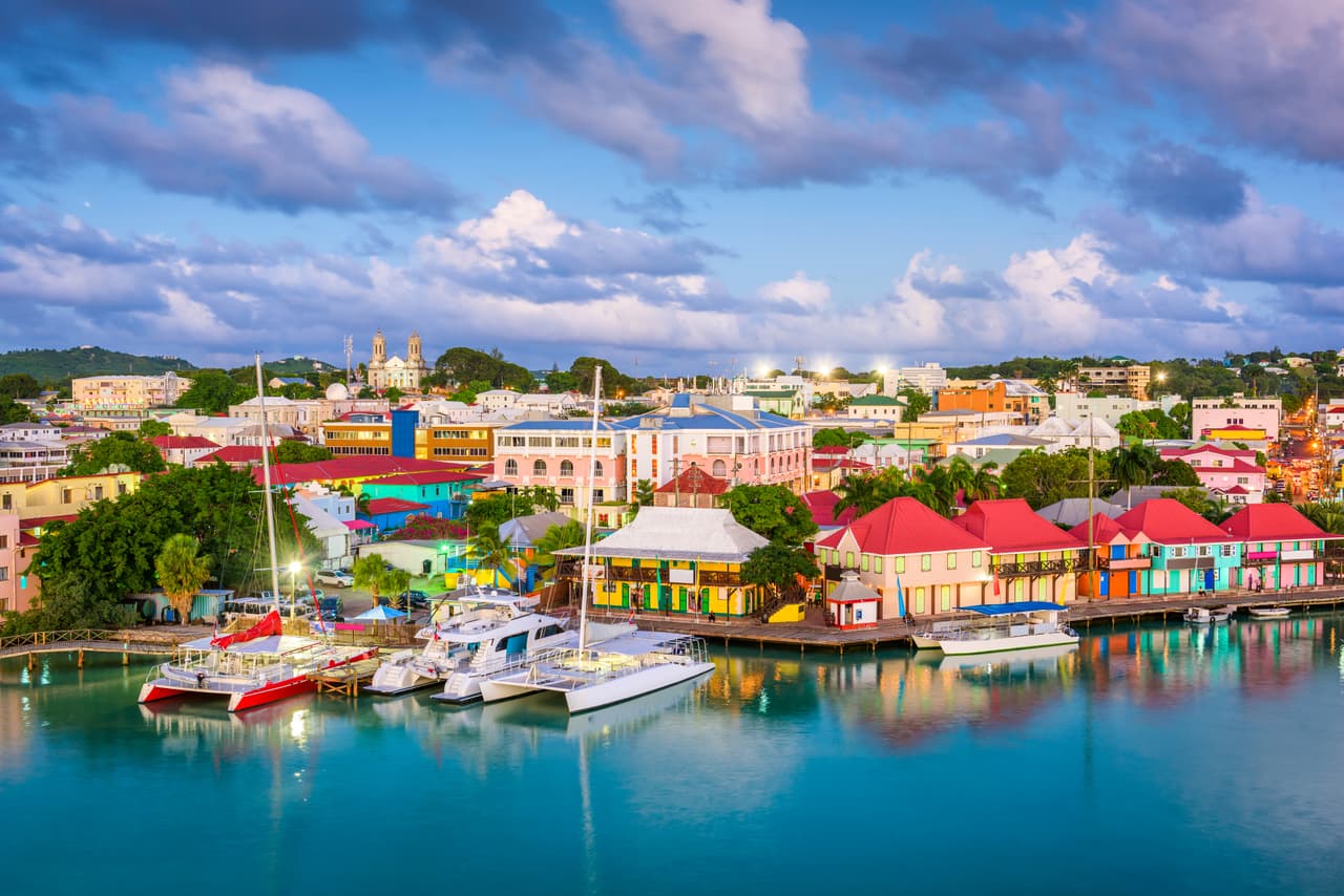 <b>Antigua y Barbuda.</b> Con una donación de 100,000 dólares al fondo de desarrollo de este país caribeño, más una inversión en bienes raíces, puede obtener pasaportes para una familia de cuatro. El gobierno recientemente hizo más barato agregar más niños al programa familiar.