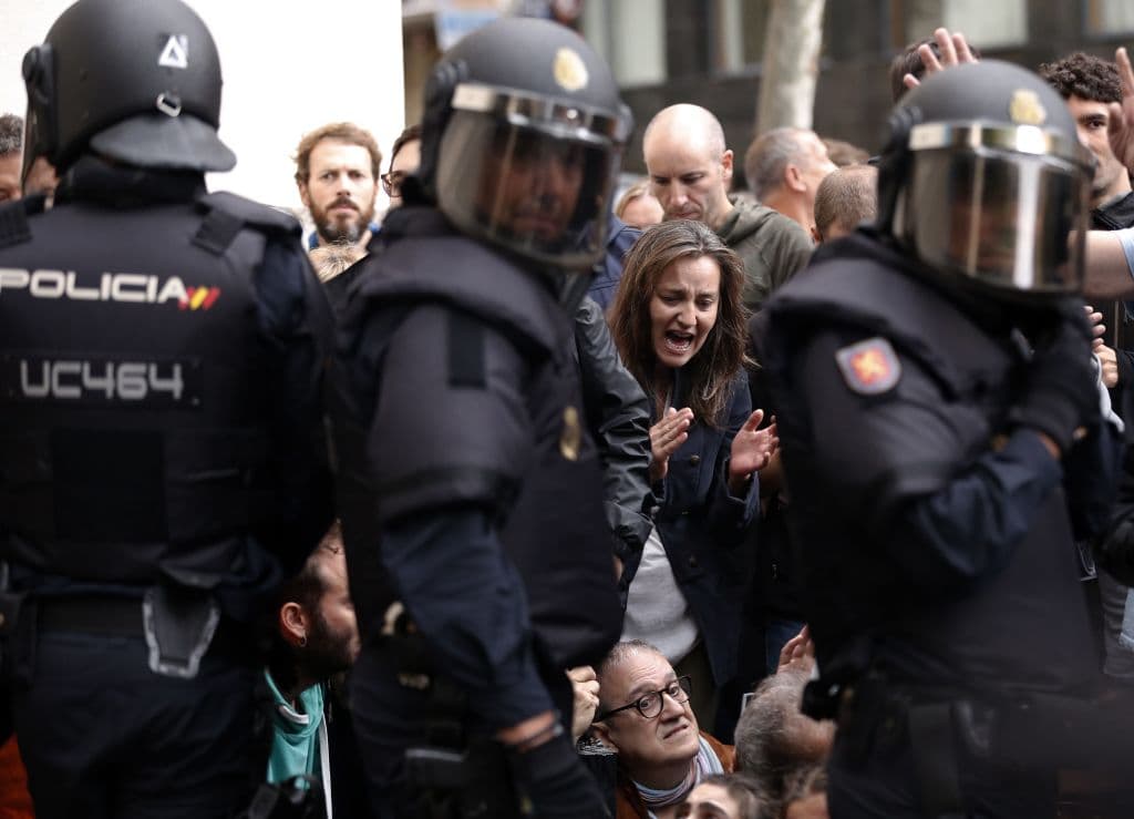 En medio de los violentos enfrentamientos, el ministro del Interior, Juan Ignacio Zoido, informó que en las primeras horas de la mañana se habían "neutralizado" unos 70 centros de votación y bloqueado el sistema diseñado para votar de forma electrónica en una actuación marcada por "la proporcionalidad".