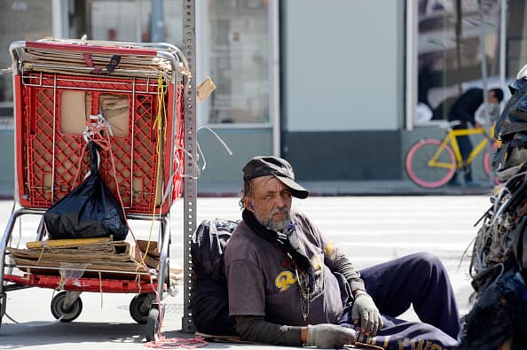 Es una de las urbes más famosas y glamurosas, pero para miles de desamparados las calles de Los Ángeles son un laberinto de pobreza y dificultades.