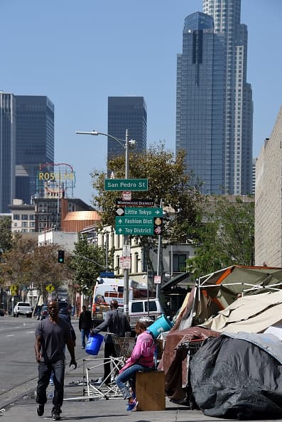 Es una de las urbes más famosas y glamurosas, pero para miles de desamparados las calles de Los Ángeles son un laberinto de pobreza y dificultades.