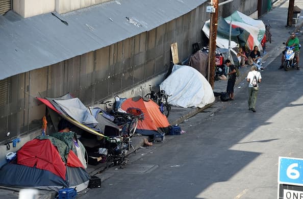 Es una de las urbes más famosas y glamurosas, pero para miles de desamparados las calles de Los Ángeles son un laberinto de pobreza y dificultades.