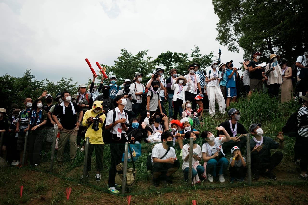 Los 
<a href="https://www.univision.com/deportes/temas/tokyo-2020">Juegos Olímpicos de Tokio</a> no tienen espectadores, al menos no oficialmente. En la imagen, un grupo de personas observan la competición de ciclismo de montaña.