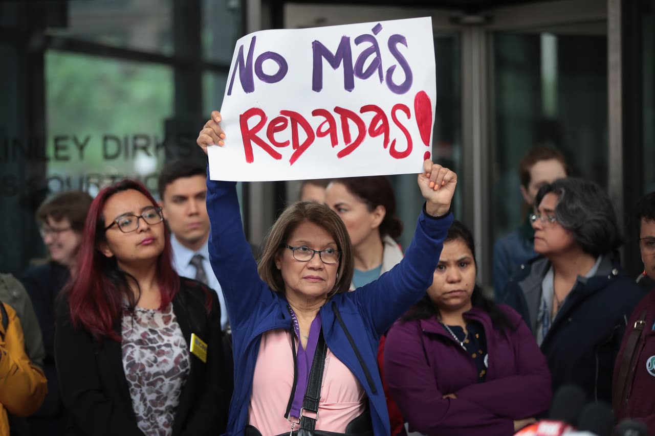 Los demandantes afirman que ICE ataca sitios de trabajo de mayoriía hispana basado en prejuicios raciales.