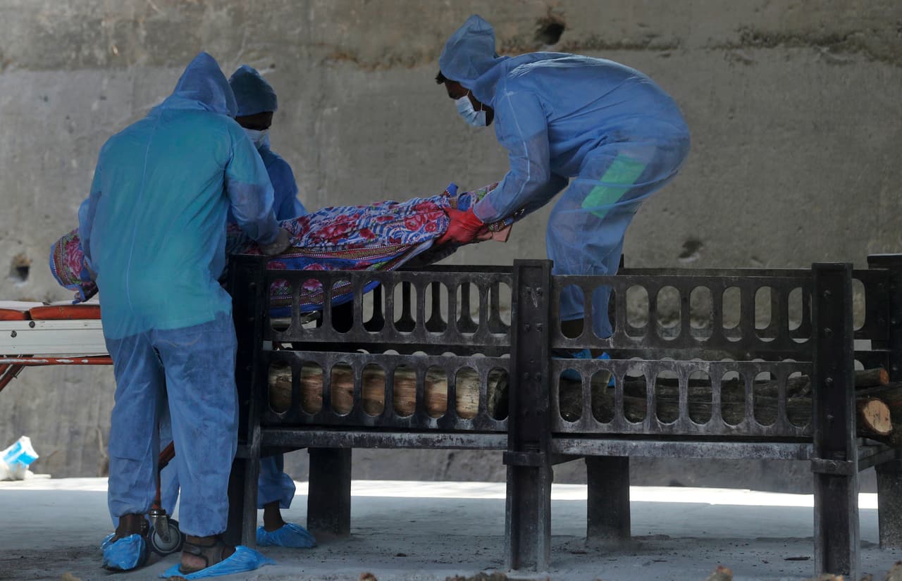 Las dos ciudades más grandes de India han impuesto estrictos confinamientos. Mucha gente ya ha abandonado las grandes urbes por temor a que se repita lo que sucedió el año pasado, cuando una abrupta cuarentena costó el empleo a millones de trabajadores. En la fotografía trabajadores de la salud preparan el cuerpo de un fallecido por la pandemia en la ciudad de Mumbai, el 15 de abril.