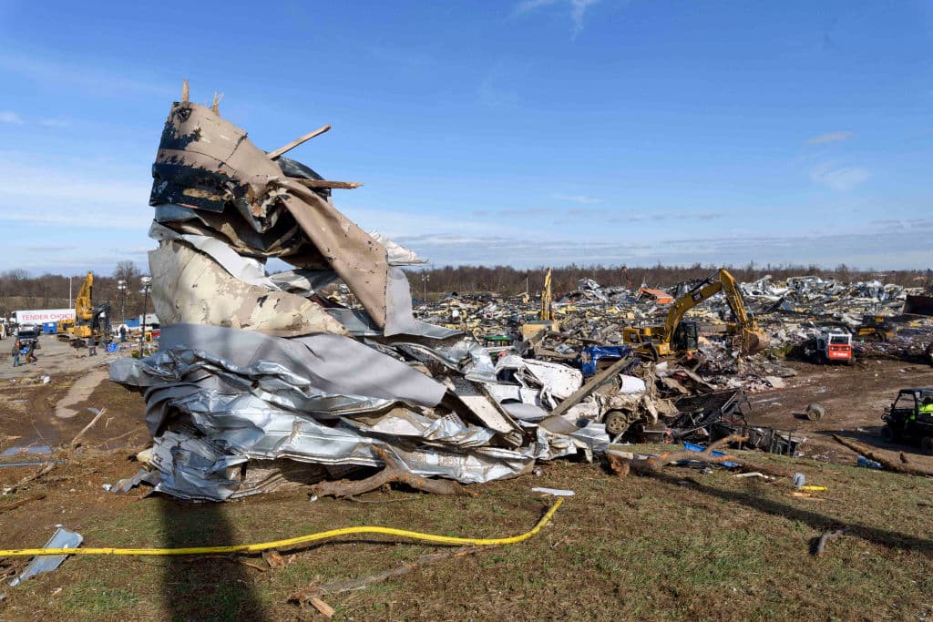 <a href="https://www.univision.com/noticias/estados-unidos/por-que-habia-110-personas-fabrica-velas-mayfield-tornado">Más de 100 trabajadores se encontraban en el lugar cuando ocurrió el tornado</a>. Fueron obligados a permanecer allí ante la inminencia del poderoso desastre natural.