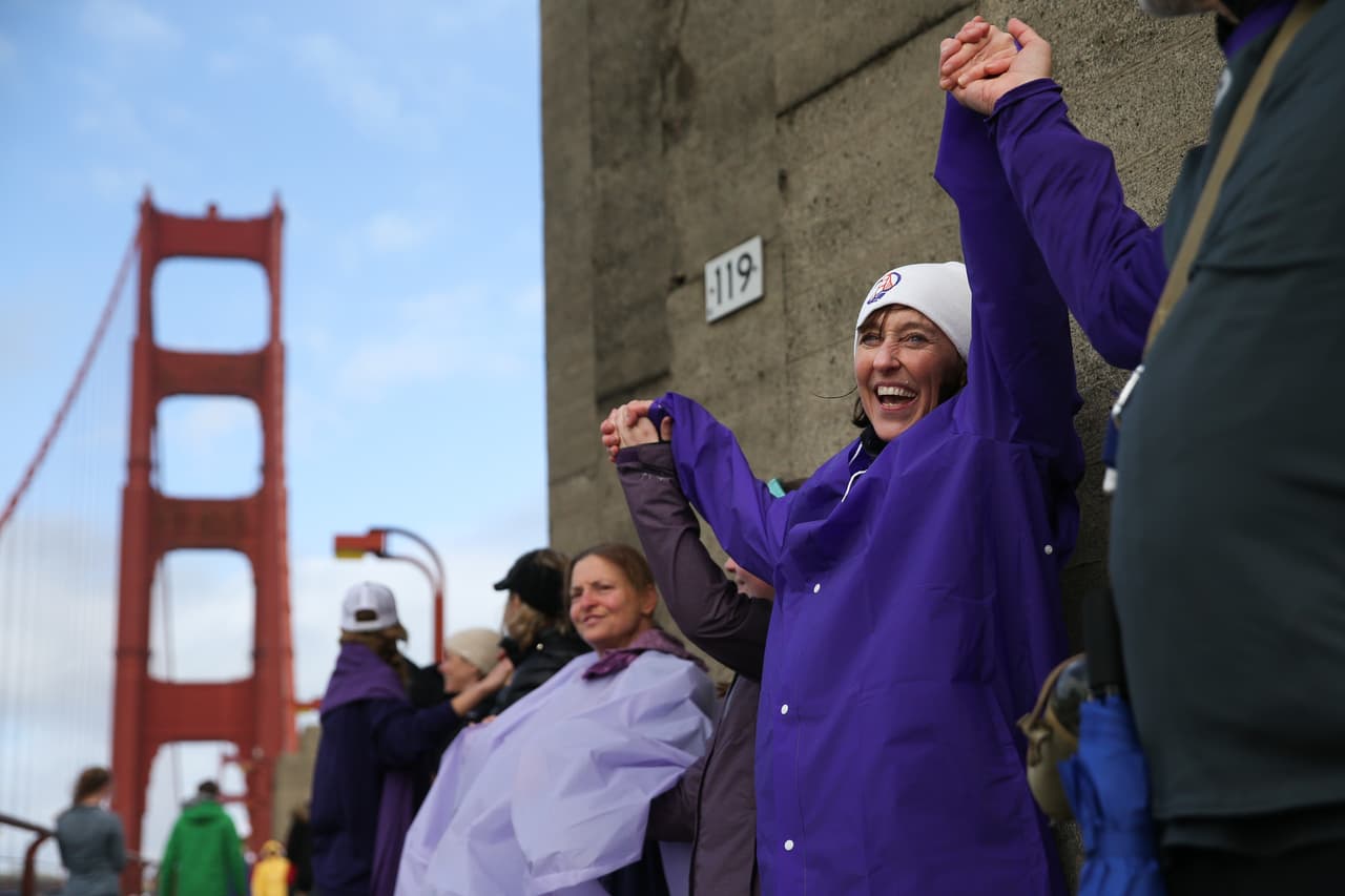 Miles de personas se reunieron en el Golden Gate Bridge en San Francisco este 20 de enero de 2017 para unir sus manos y mostrar unidad en respuesta a la juramentación de Donald Trump como el nuevo presidente de Estados Unidos.