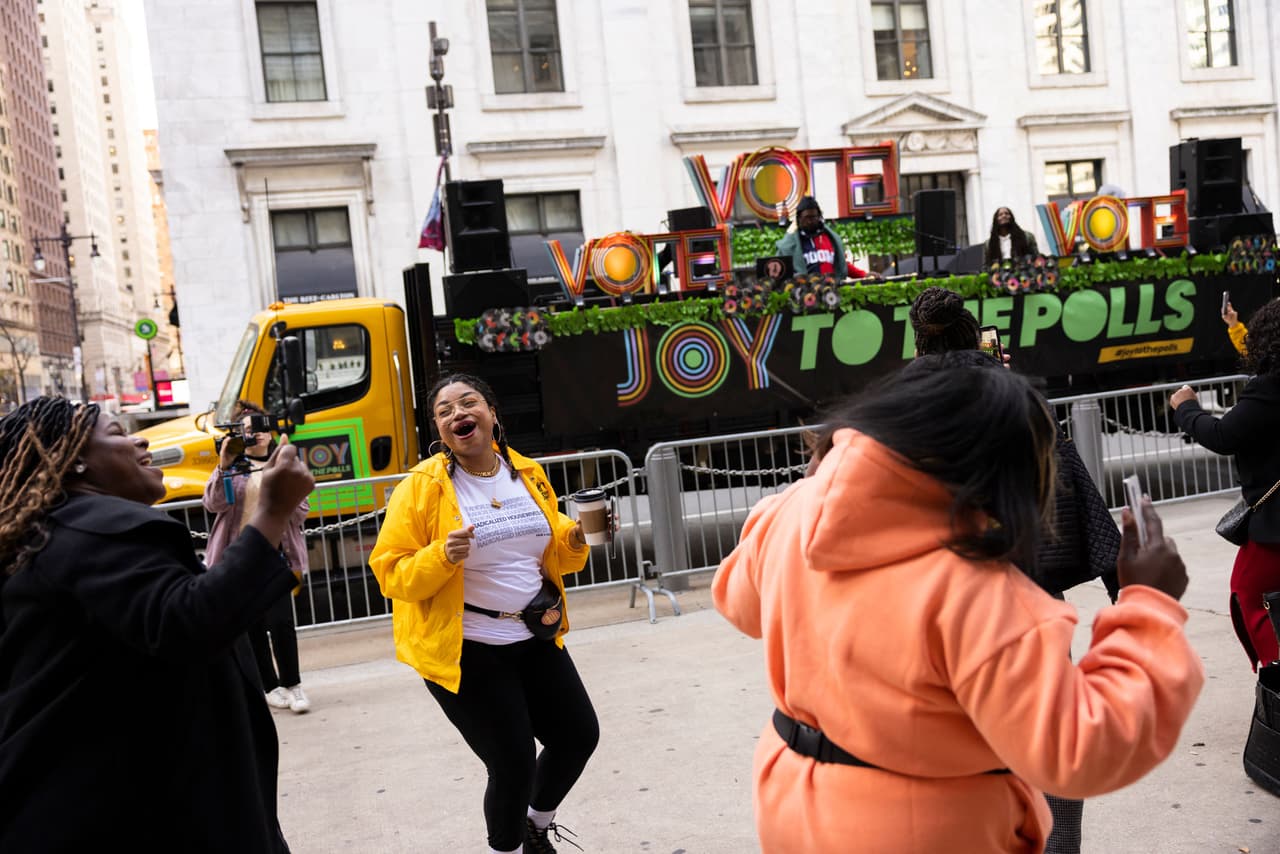 La gente baila al ritmo de Questlove, nativo de Filadelfia, mientras toca música fuera del Ayuntamiento el día de las elecciones como parte del movimiento no partidista Joy to the Polls, en Filadelfia.