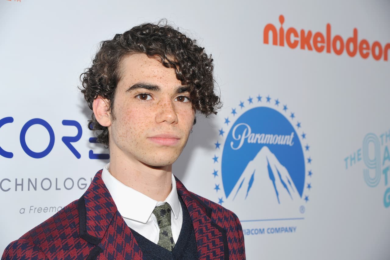 De acuerdo con la familia de Cameron, 
<b><a href="https://www.univision.com/famosos/muere-el-actor-cameron-boyce-la-estrella-del-disney-channel-se-fue-a-dormir-y-no-desperto-fotos">su muerte</a></b> se produjo a raíz de una convulsión, resultado de una enfermedad que ya estaba siendo tratada.
