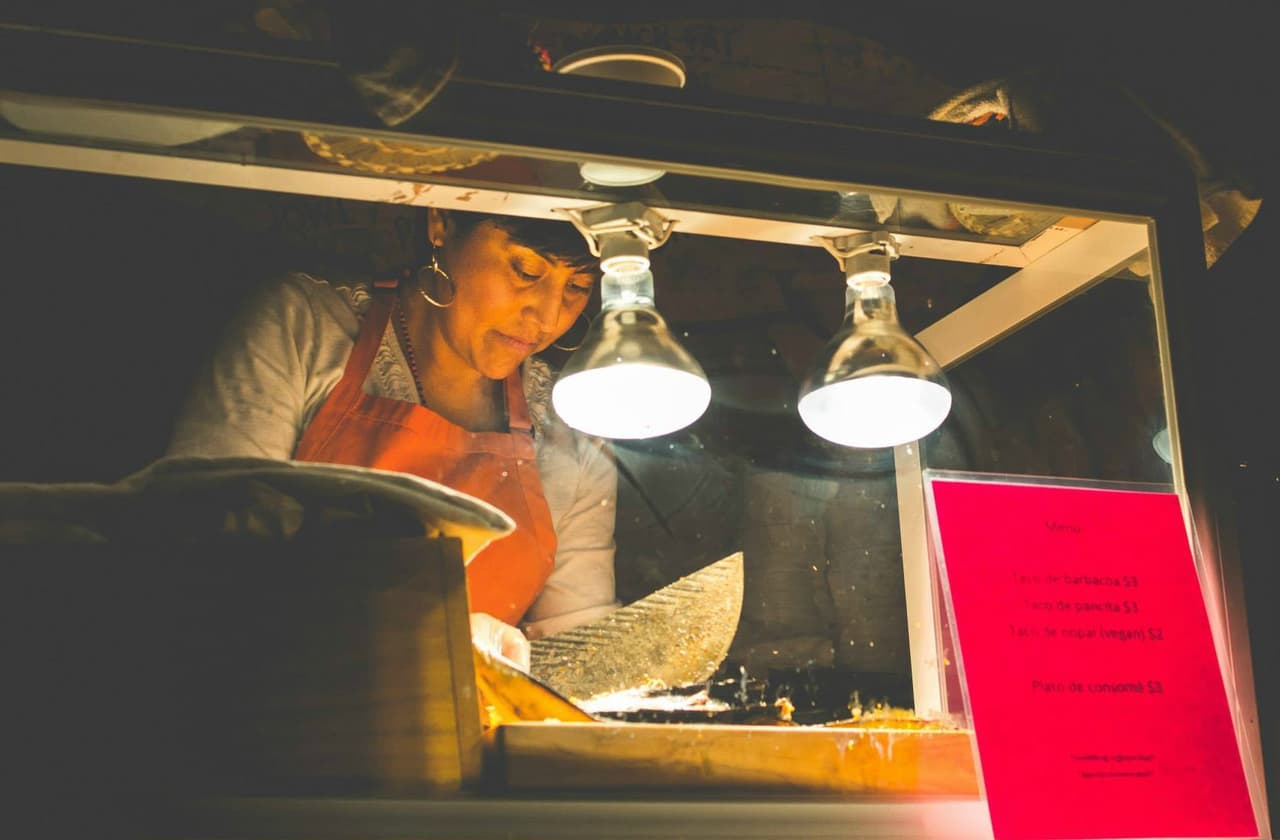 La chef mexicana indocumentada Cristina Martínez vio reconocido su esfuerzo de años cuando
<b> la revista especializada <a href="http://www.univision.com/estilo-de-vida/restaurantes/cristina-martinez-la-chef-indocumentada-detras-de-uno-de-los-diez-mejores-restaurantes-de-2016-en-eeuu">Bon Apéttit otorgó a su restaurante, South Philly Barbacoa, en Filadelfia, el sexto lugar entre los mejores restaurantes nuevos de Estados Unidos. </a></b>Cristina y su esposo Benjamin han aprovechado los reflectores para dar a conocer el movimiento #Right2Work, fundado por ellos para promover los derechos de los trabajadores indocumentados en las cocinas de este país.