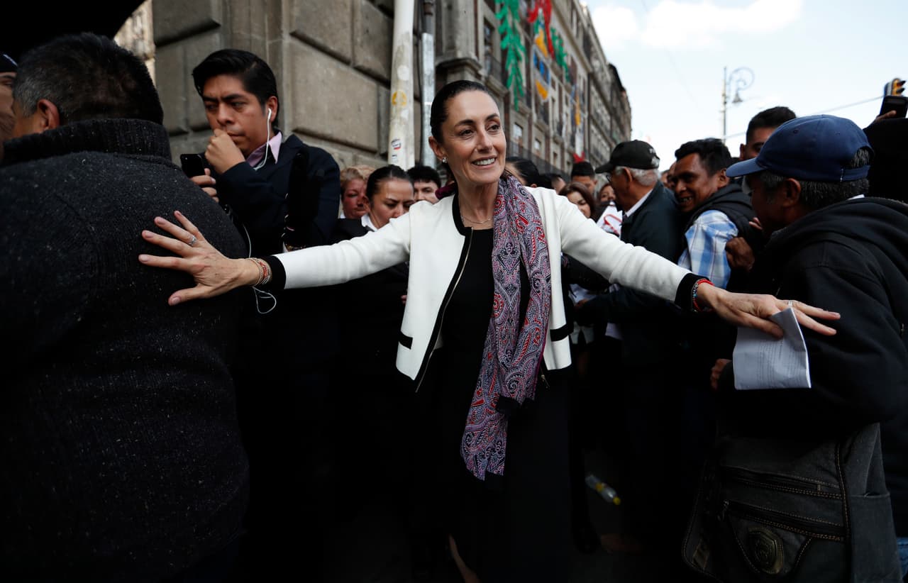 El 
<b>5 de diciembre de 2018,</b> la doctora Claudia Sheinbaum tomó protesta como jefa de Gobierno de la Ciudad de México y desde entonces fue una de las mujeres más prominentes de la política mexicana. Ese día lució un vestido negro con un ensamble blanco con negro, parecido al estilo de la casa Chanel.