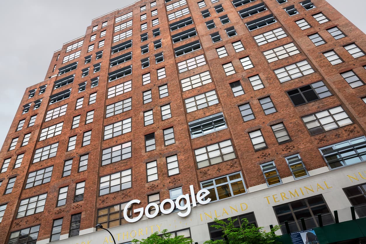 <b>Puesto 7. Google LLC</b>
<br>
<br>Porcentaje de energía verde del total que usa: 106%.
<br>
<br>Uso anual de energía verde: 7,492,567,647 kWh. 
<br>
<br>Industria: tecnología.
<br>
<br>Fuente de energía verde: solar y eólica.
<br>