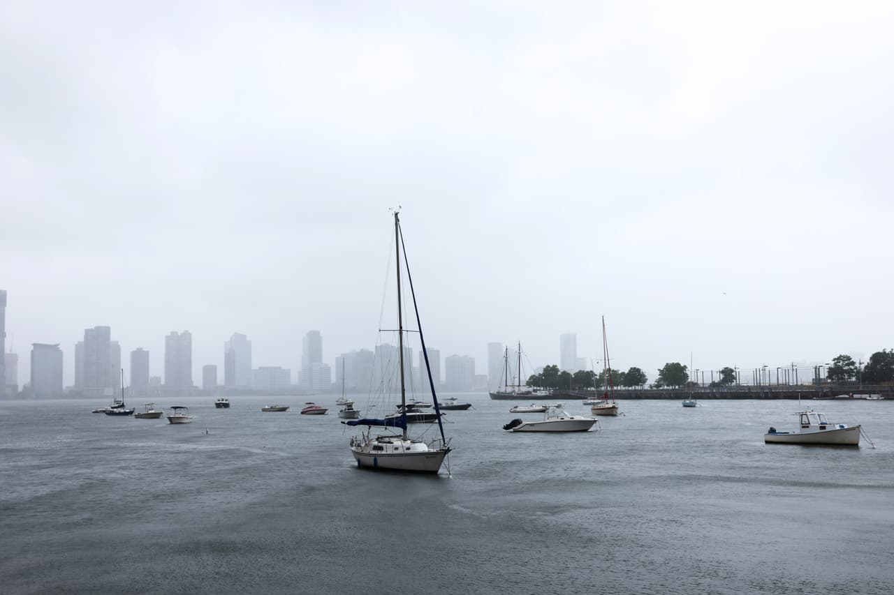 Barcos se anclan en el centro de Manhattan durante el paso de la Isaías que azota el noreste de 
<a href="https://www.univision.com/temas/estados-unidos-de-america">Estados Unidos</a>, 
<b>dejando a su paso hasta 4 pulgadas de lluvia en la región. </b>