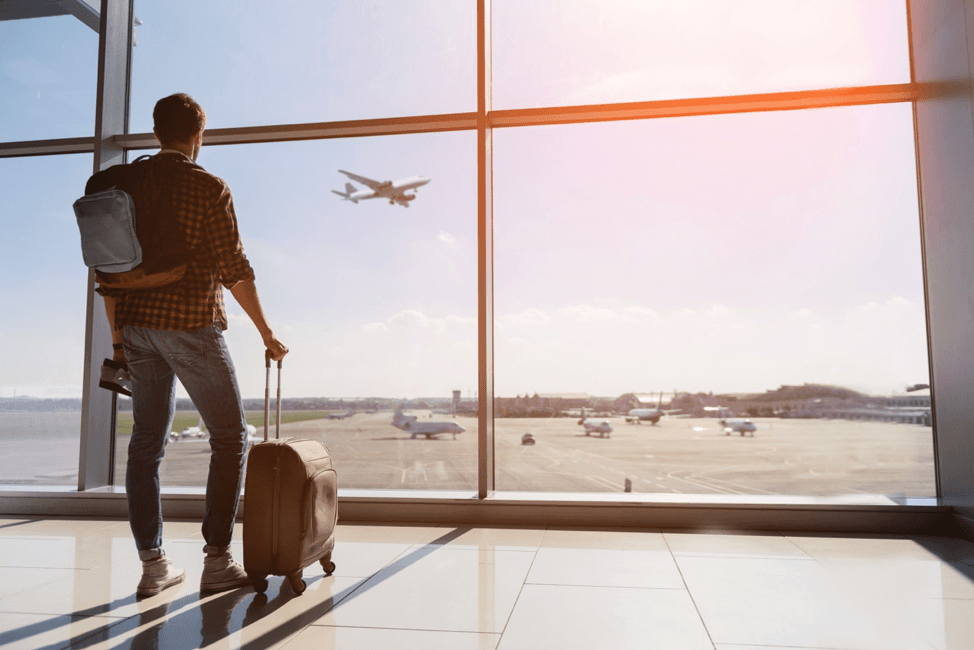 El aeropuerto de Palm Beach está cerca de Delray Beach, Boca Ratón, Bolton Beach y Jupiter. Un estudio refiere que es el aeropuerto menos ideal para viajeros de negocios por la cantidad de retrasos y cancelaciones que presentan. Lo mejor que tiene, de acuerdo algunos usuarios, es un ‘green’ en el que puede probar hacer un hoyo en uno, en el segundo piso del terminal.
