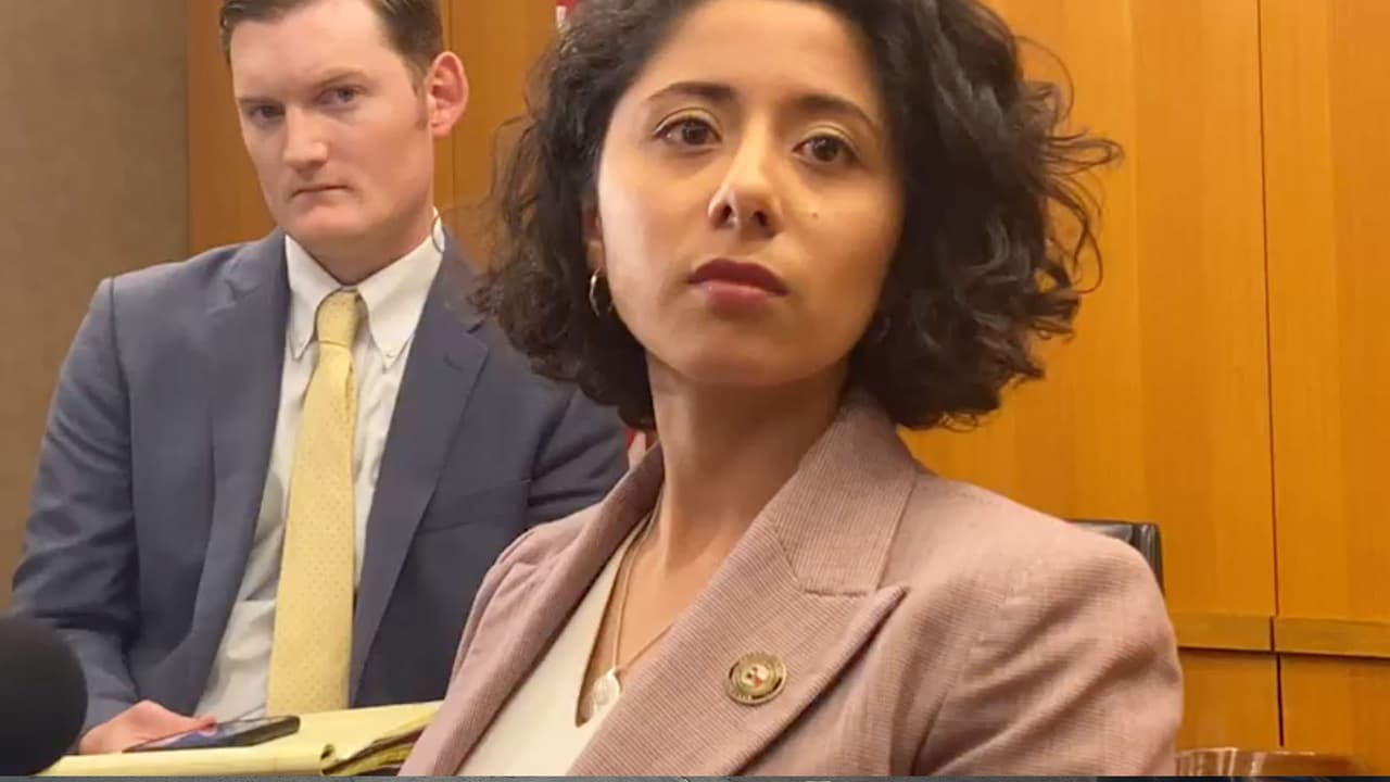 Lina Hidalgo, jueza del condado de Harris (Houston), felicitó a la nominada a la vicepresidencia por el Partido Demócrata, Kamala Harris, 
<a href="https://twitter.com/LinaHidalgoTX/status/1296288861723799552" target="_blank">en su cuenta de Twitter</a>. 
<br>
<br>"Yo estuve entre las muchas mujeres que en 2018 tomaron las riendas y asumieron puestos públicos. 
<a href="https://twitter.com/KamalaHarris/" target="_blank">@KamalaHarris</a>, gracias por mostrarnos que las mujeres aún tienen mucho por delante. Continuaremos peleando y el país será mejor por ello. ¡Felicidades por la nominación a la vicepresidencia!", escribió.