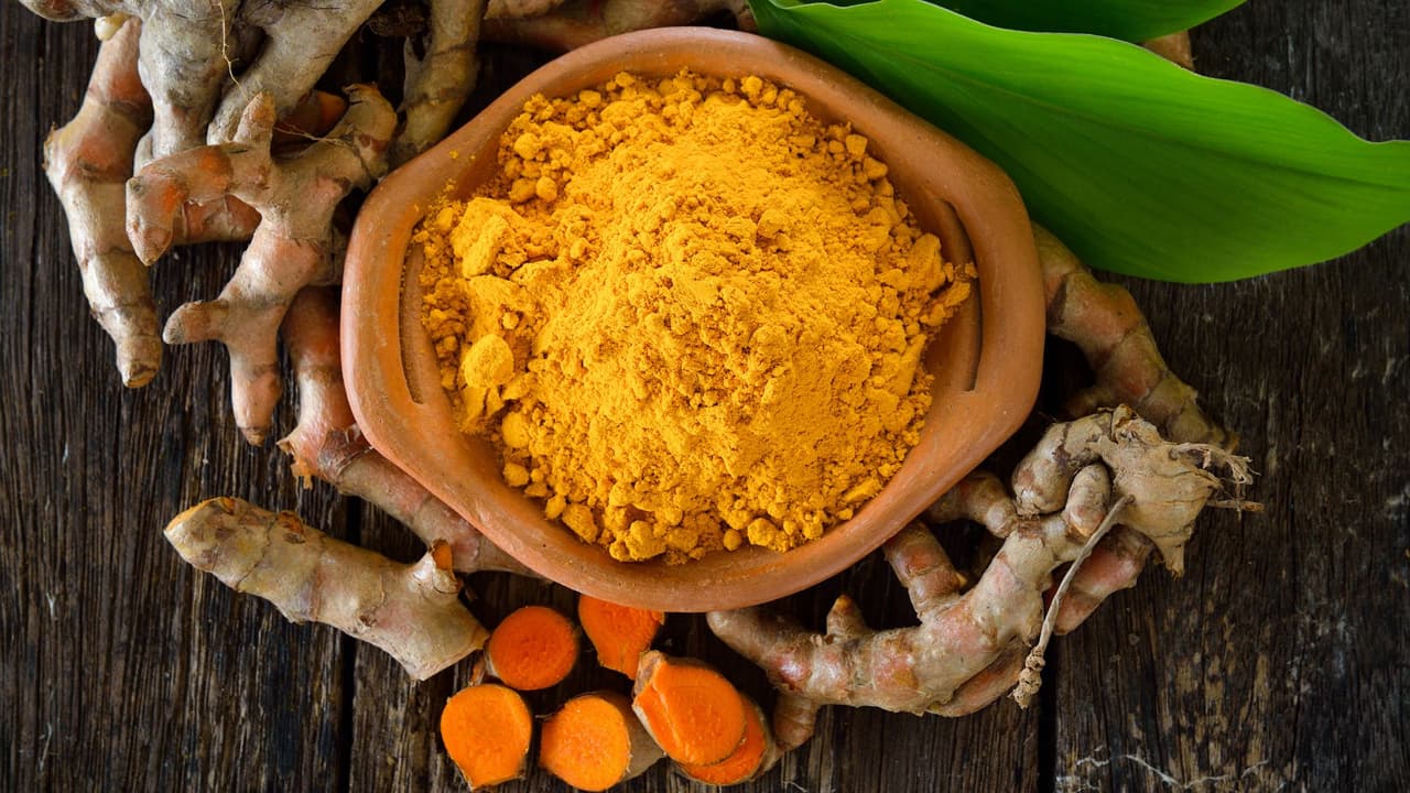 Cúrcuma: conoce sus propiedades para tu cuerpo y por qué es considerada la especia más poderosa en la cocina