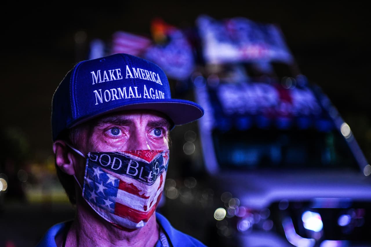 Un partidario de Joe Biden en Miami, Florida, donde se impuso la candidatura del presidente Donald Trump. Aunque en este y otros estados los resultados son definitivos, el procesamiento de los votos por correo en Wisconsin, Michigan y Pennsylvania, y las posibles consecuencias legales, mantendrán la elección sin resultado final en la noche electoral.
<br>