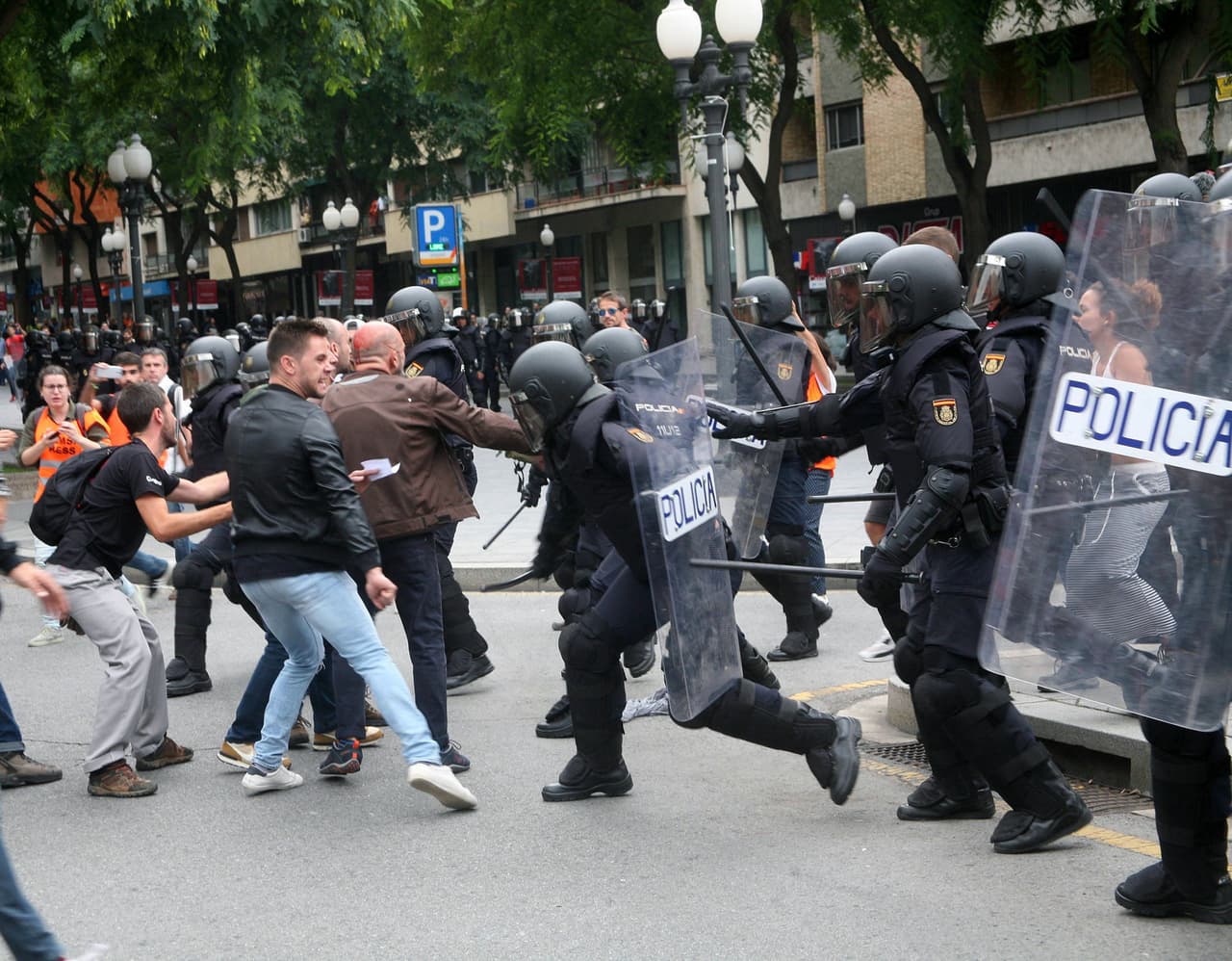 Agentes de la policía nacional intentan retirar a los concentrados en el instituto IES Tarragona.