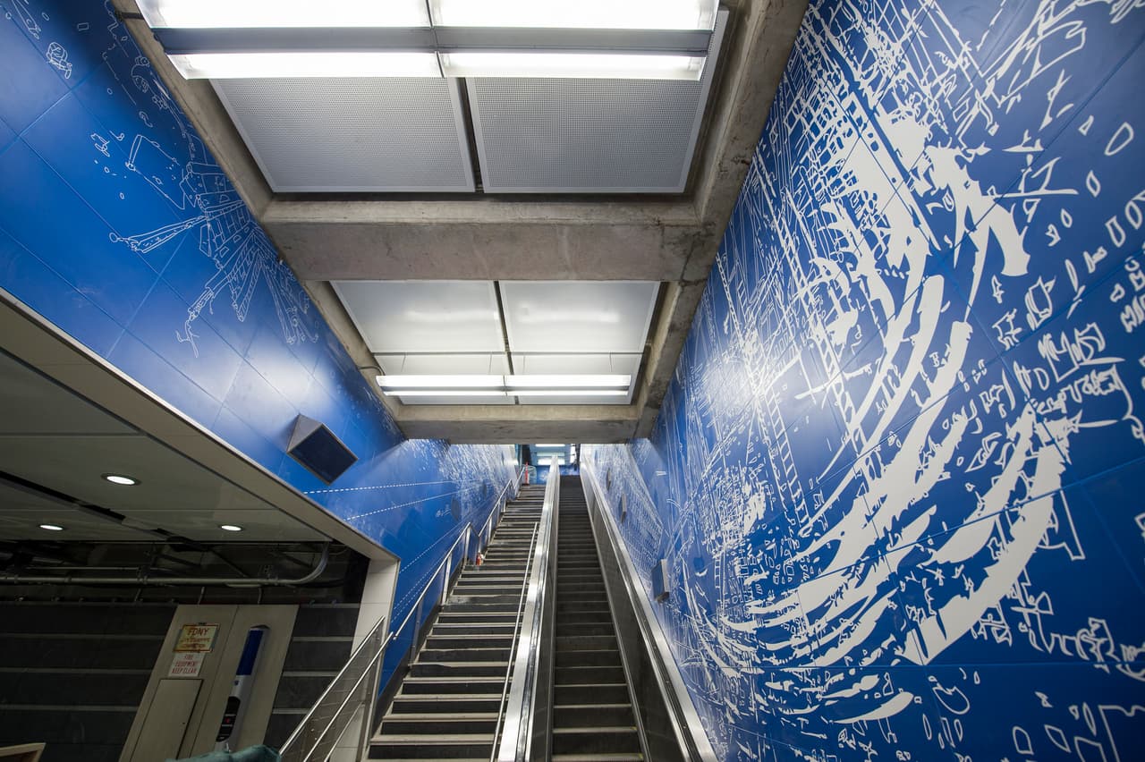 “Blueprint for a Landscape”, de Sarah Sze, parece improvisar el tsunami cuyos vientos mecerían el rostro de cada pasajero que llega y se va. En él, Sze pone a volar hojas, pájaros, papel, andamios.