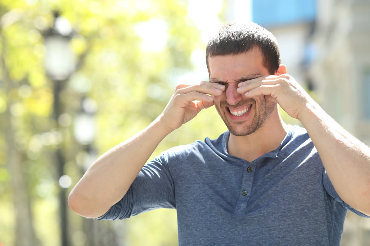 <b>¿QUÉ PROBLEMAS DE SALUD CAUSA?</b> Para las personas con fiebre del heno, también conocida como "rinitis alérgica", respirar polen puede causar estornudos, congestión y secreción nasal.
