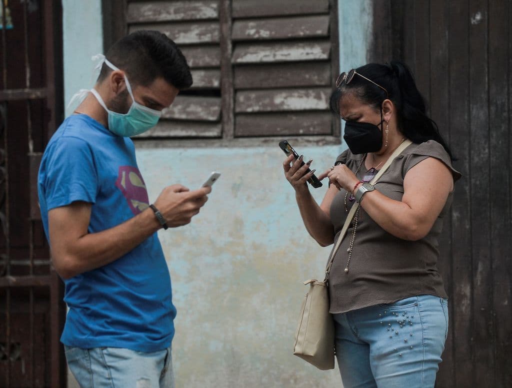 Esta última opción es muy popular entre los usuarios que buscan evitarse conversaciones de tipo “
<i>por qué no me platicaste si estabas en línea</i>” o “
<i>con quién platicabas tan tarde</i>”.