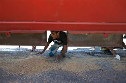 En ocasiones, la comida se pudre en los puertos a pesar de que el 90% de los venezolanos dicen que no pueden permitirse comida suficiente.