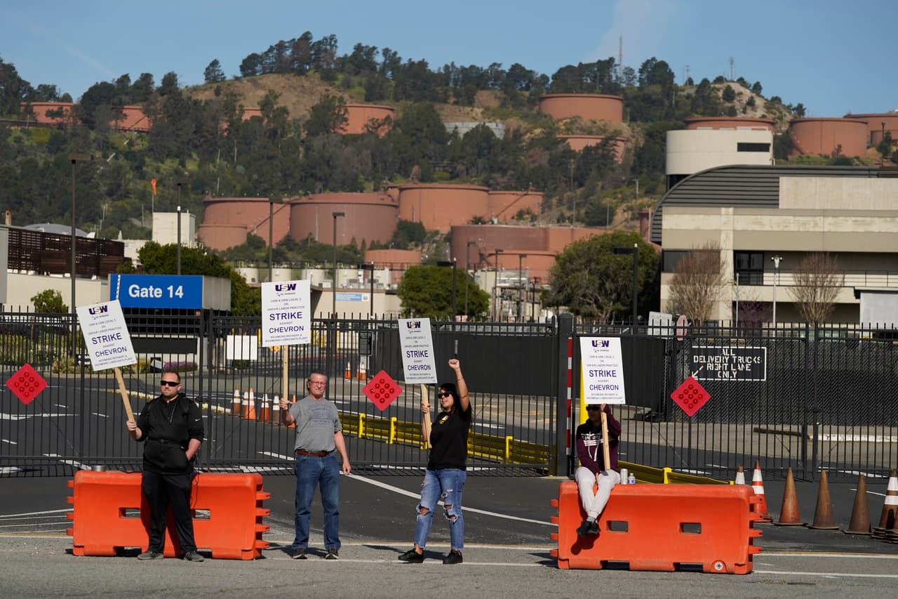 El antiguo contrato con Chevron en Richmond expiró el 1 de febrero y 
<b>los trabajadores se habían estado reportando a sus trabajos en una extensión continua de 24 horas</b>, dijo el sindicato.
<br>