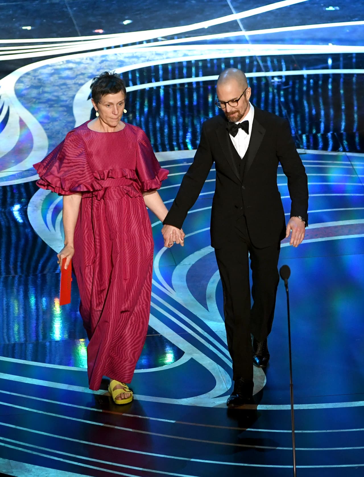 <b>Lo peor: </b>Aunque sabemos que Frances Mcdormand ha hecho un statement de su decisión de no llevar zapatos altos e incómodos a las entregas de premios, en esta ocasión creemos que exageró.
