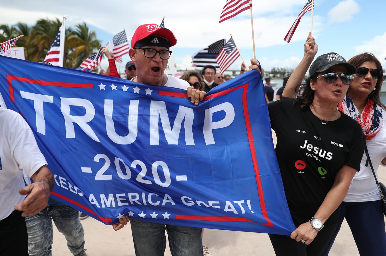 Los simpatizantes del Donald Trump llevaron pancartas a favor del presidente y entonaron consignas en apoyo a "la ley y el orden".