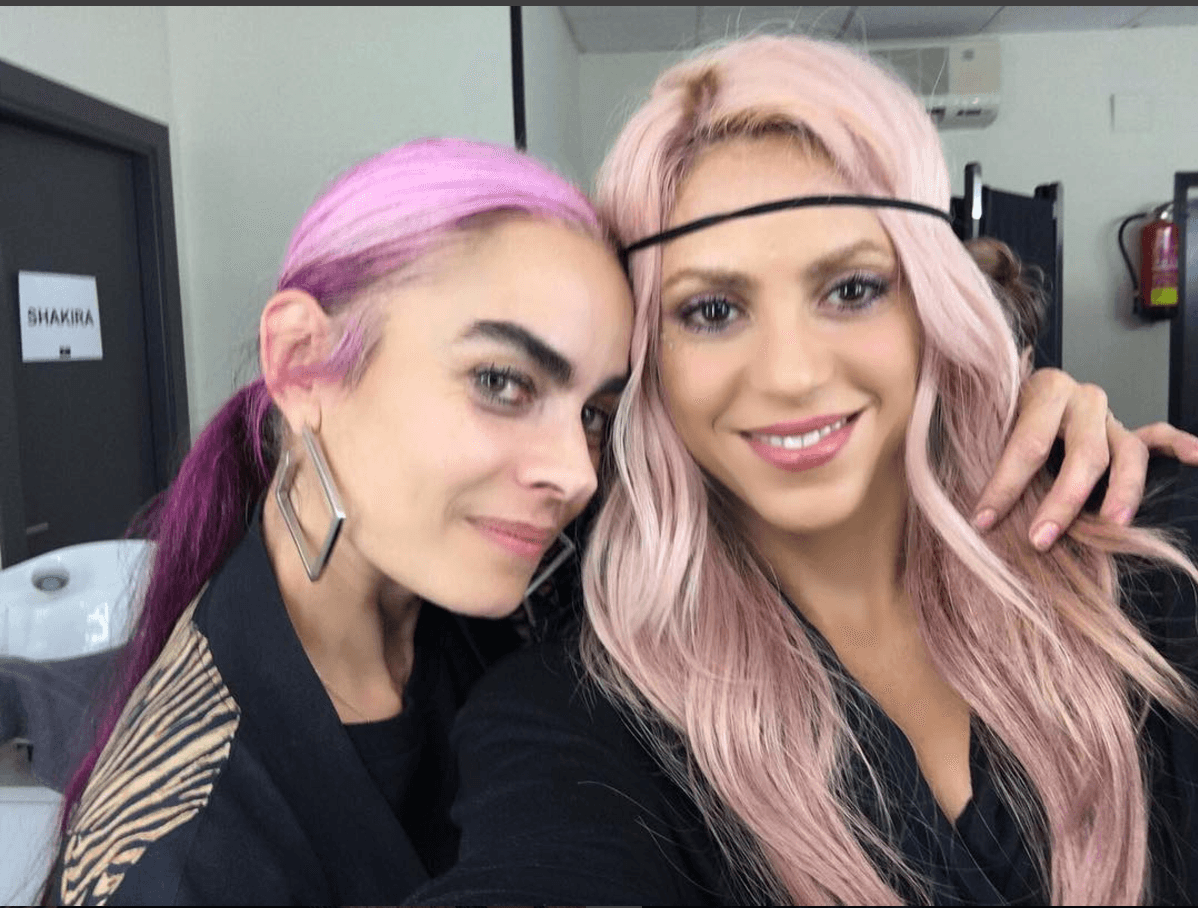 Shakira publicó esta foto en su cuenta de Instagram al lado de su estilista. Aunque la cantante fue vista poco tiempo después de la foto (
<a href="http://www.univision.com/entretenimiento/gerard-pique-le-grito-y-empujo-a-una-paparazzi-en-barcelona-para-proteger-a-shakir-nueve-horas-despues-se-deja-fotografiar-con-tranquilidad-en-miami">en el aeropuerto con su esposo Piqué</a>) con el pelo rubio, este tono rosa es parte de su look en el video de 
<a href="http://www.univision.com/entretenimiento/chantaje-de-shakira-y-maluma-ya-es-uno-mas-de-los-videos-virales-del-millonario-gianluca-vacchi">su nuevo sencillo 'Chantaje'</a>.