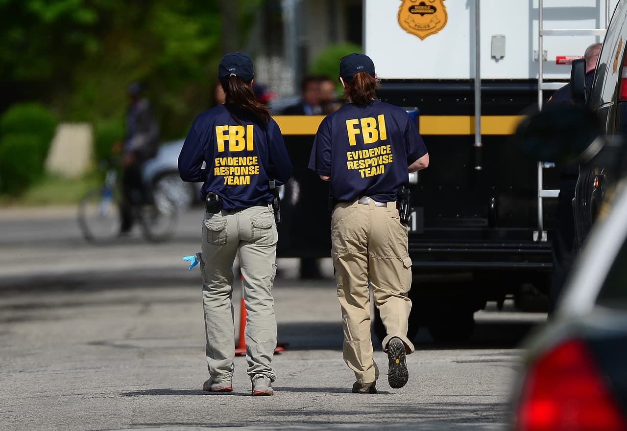 De acuerdo con investigadores de FBI, los presuntos fugitivos se esconden de la policía cruzando la frontera sur y en muchos casos, ingresan ilegalmente a México para evadir su captura.