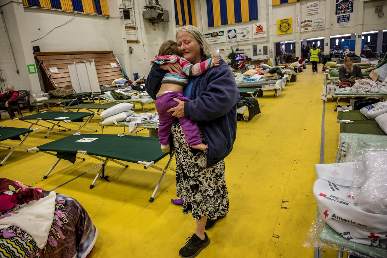 "Observé cómo se quemaba la casa mientras nos alejábamos”, dijo Dawn Heaton, de 51 años, al diario 
<i>The Sacramento Bee</i>. 
<a href="https://www.univision.com/sacramento/kuvs/noticias/incendios/sube-a-77-la-cifra-de-muertos-por-los-incendios-en-california-y-cientos-continuan-desaparecidos">Las autoridades tocaron su puerta y le advirtieron que tenían 15 minutos para evacuar</a> su casa de Paradise si quería salvarse. Está en un refugio instalado en la Cruz Roja de Gridley, California.