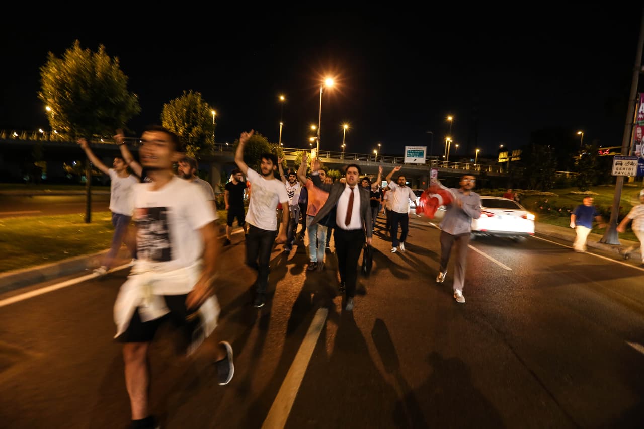 Partidarios del presidente turco, Recep Tayyip Erdogan, salen a la calle y cantan consignas en las primeras horas de la mañana del 16 de julio de 2016 en Estambul, Turquía. Erdogan pidió al pueblo salir a las calles para defender el Gobierno, lo que desencadenó enfrentamientos, incluidos ataques aéreos.