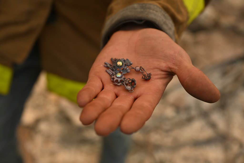 Sufrieron daños, pero ahora la historia de estos legendarios aretes de la bisabuela del bombero Robert Lara incluye los daños del incendio Eaton.