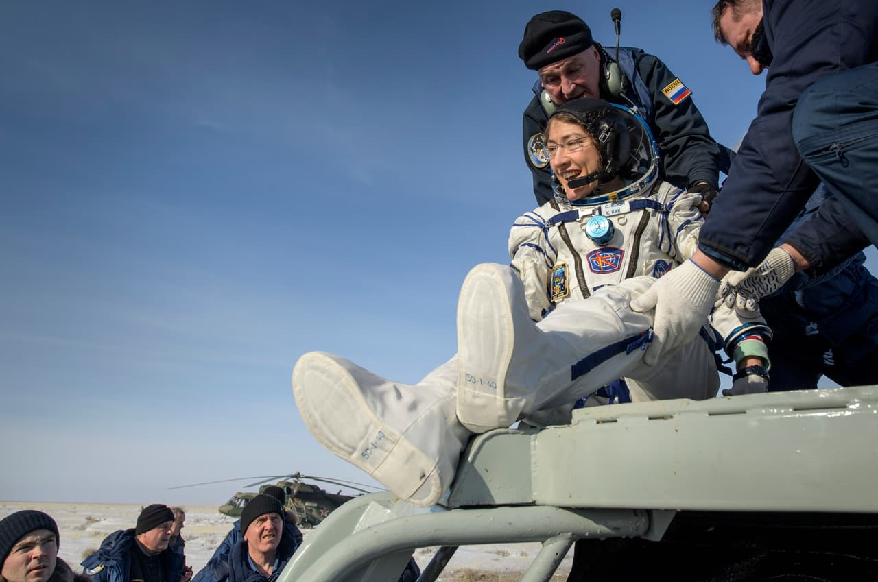 Batió el récord de permanencia en el espacio, pero Christina Koch regresa a la Tierra con mucho más que eso