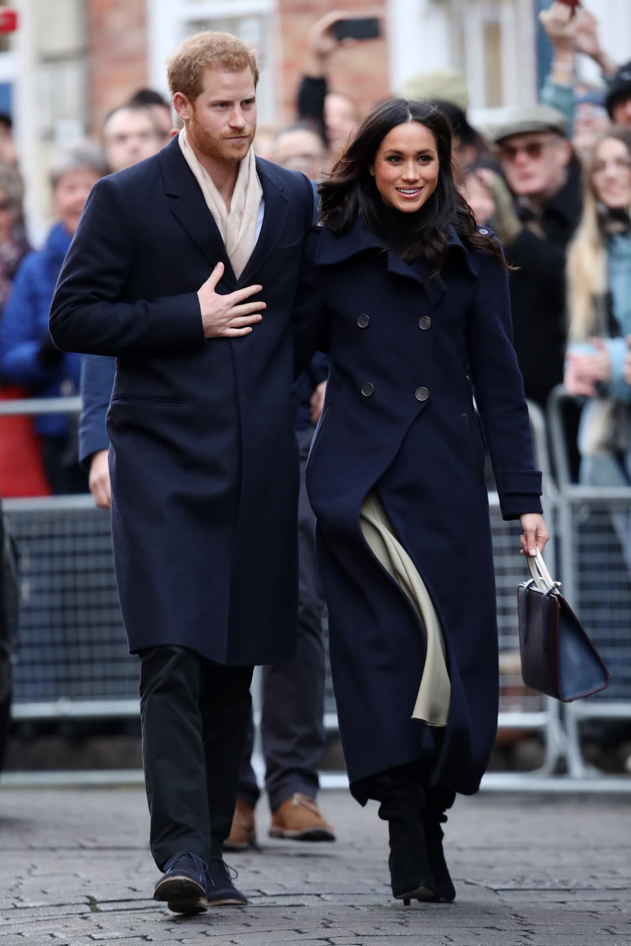 <b>Diciembre, 2017</b>
<br>Tras su primera aparición pública tras el anuncio, la pareja inició una serie de apariciones con vestimentas ligeramente similares. Aquí ambos en abrigos azul marino. Meghan eligió uno de la marca canadiense Mackage.