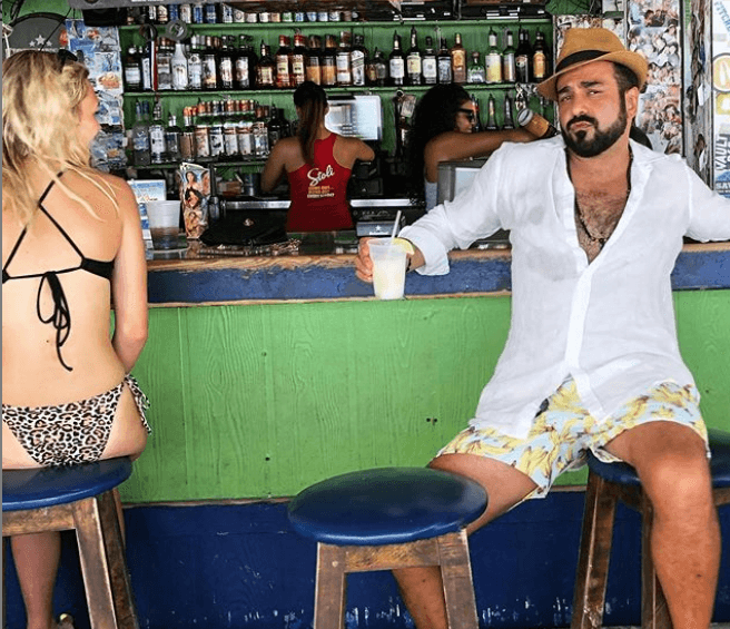 La instantánea fue tomada durante su reciente viaje a Islas Caimán. En la imagen, se puede ver al actor posar ante la cámara de una manera sexy, mientras una mujer en bikini lo mira. “Esta güera ya cayó… nomás que no sabe cómo llegarme porque no habla español y pus tampoco se la voy a poner fácil”, escribió Albertano en la descripción.
<br>
<br>