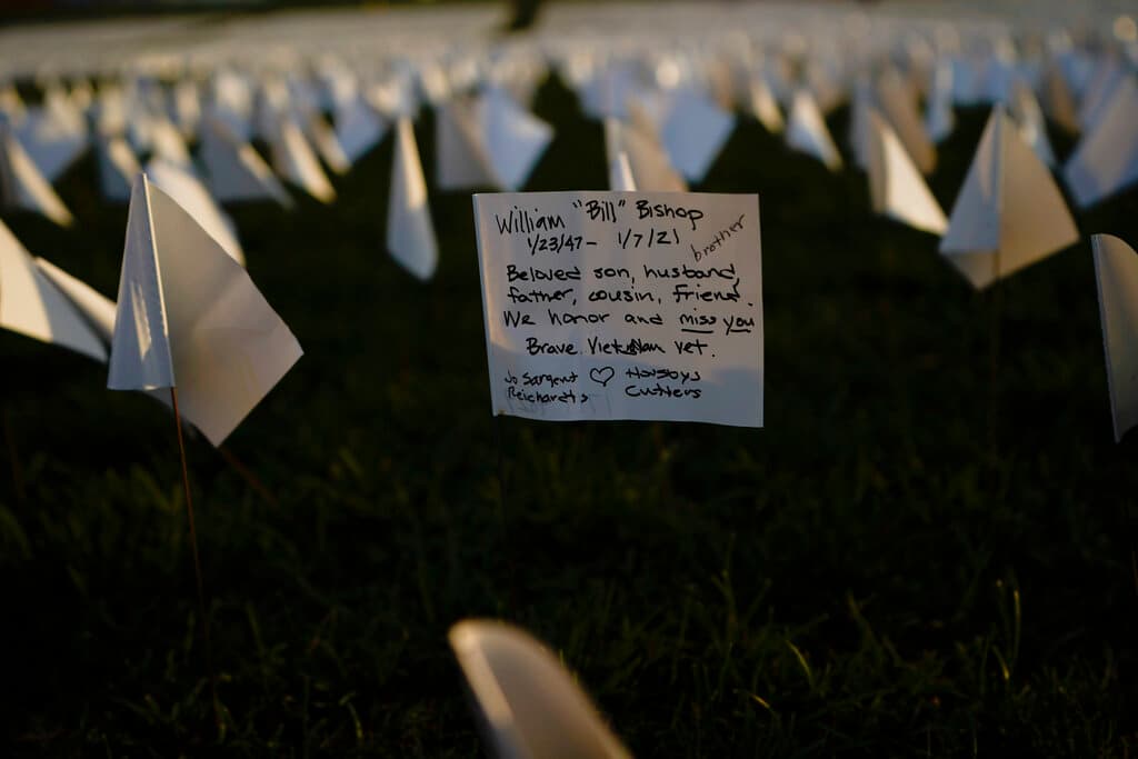 Así, familiares de los fallecidos han dejado sus mensajes en las banderas con palabras de cariño y agradecimiento. De este modo, la instalación también brinda la posibilidad a las familias que no pudieron tener un funeral o un servicio conmemorativo para su ser querido la oportunidad de presentar sus respetos finales y estar rodeadas de otras personas que comprenden su dolor.